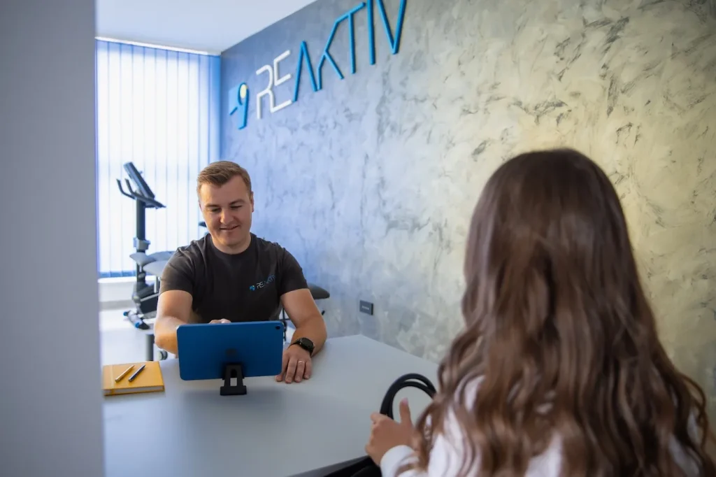 Fizioterapeutski pregled — razgovor s klijentom u REAKTIV studiju